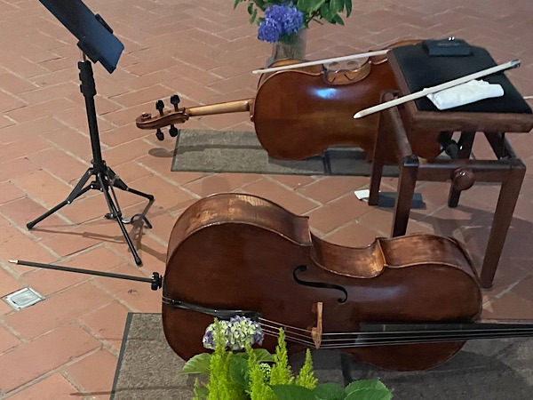 Foto von zwei Cellos in der Kirche. Gleich beginnt das Konzert. Foto von Antoinette Lühmann