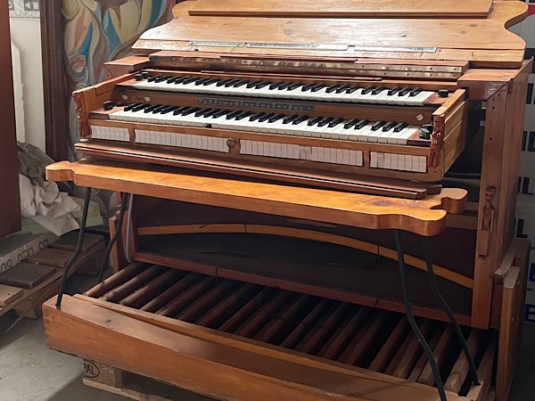 Eine kleine Hausorgel. Bei einem Flohmarkt gesehen. Foto von Antoinette Lühmann